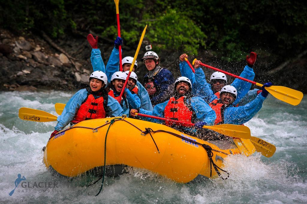 Whitewater Lodge โกลเดน ภายนอก รูปภาพ