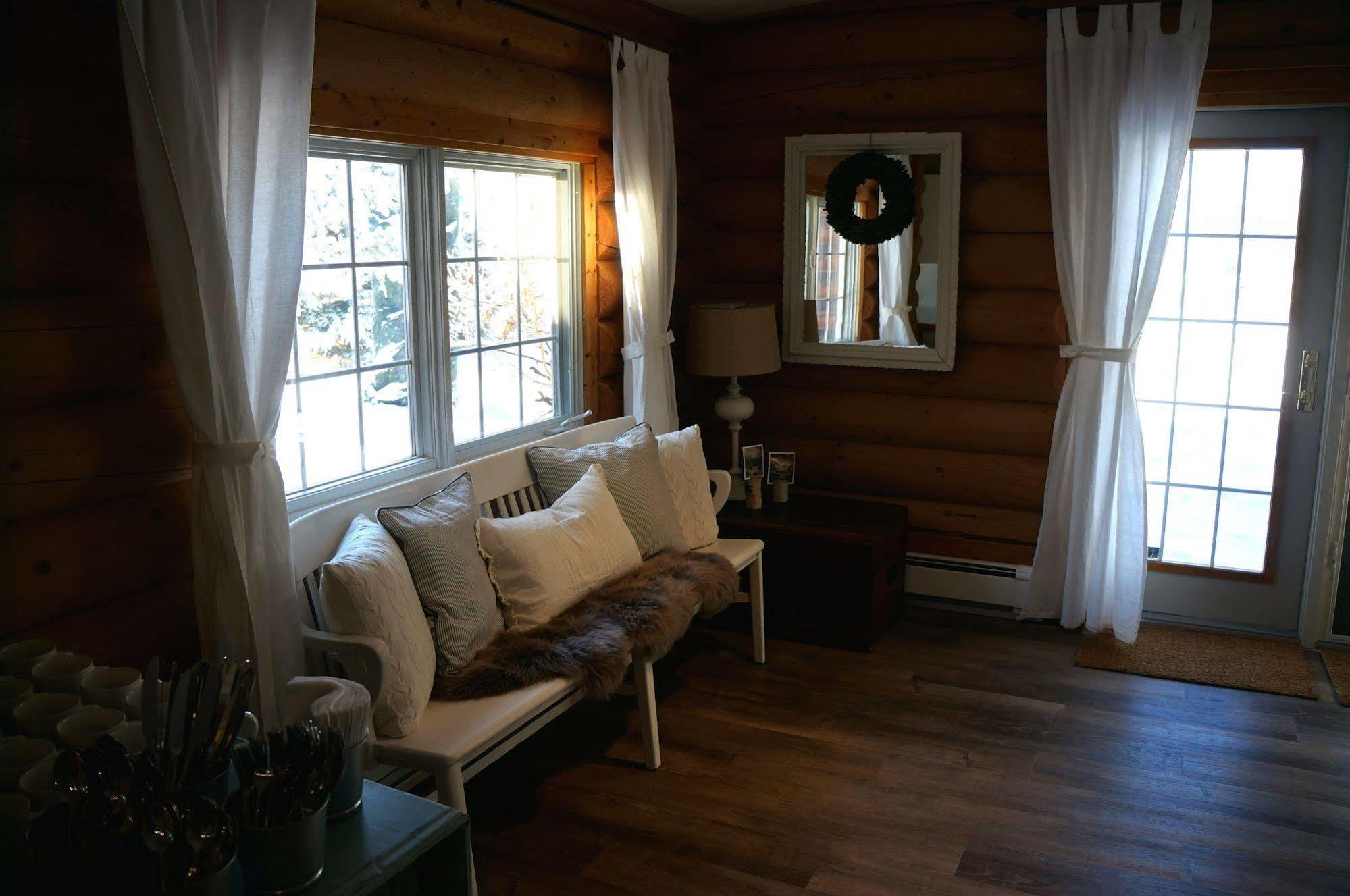 Whitewater Lodge โกลเดน ภายนอก รูปภาพ