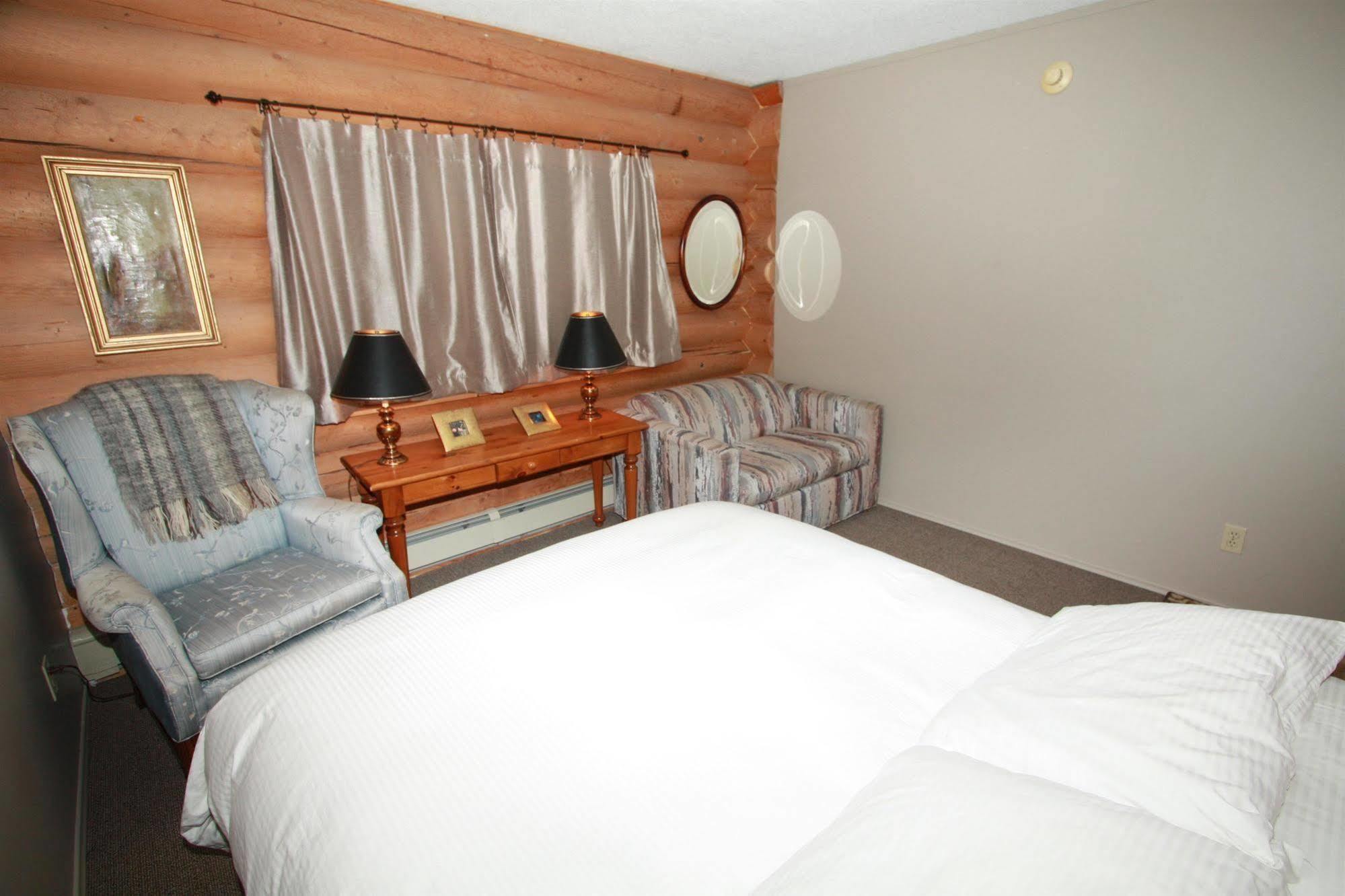Whitewater Lodge โกลเดน ภายนอก รูปภาพ